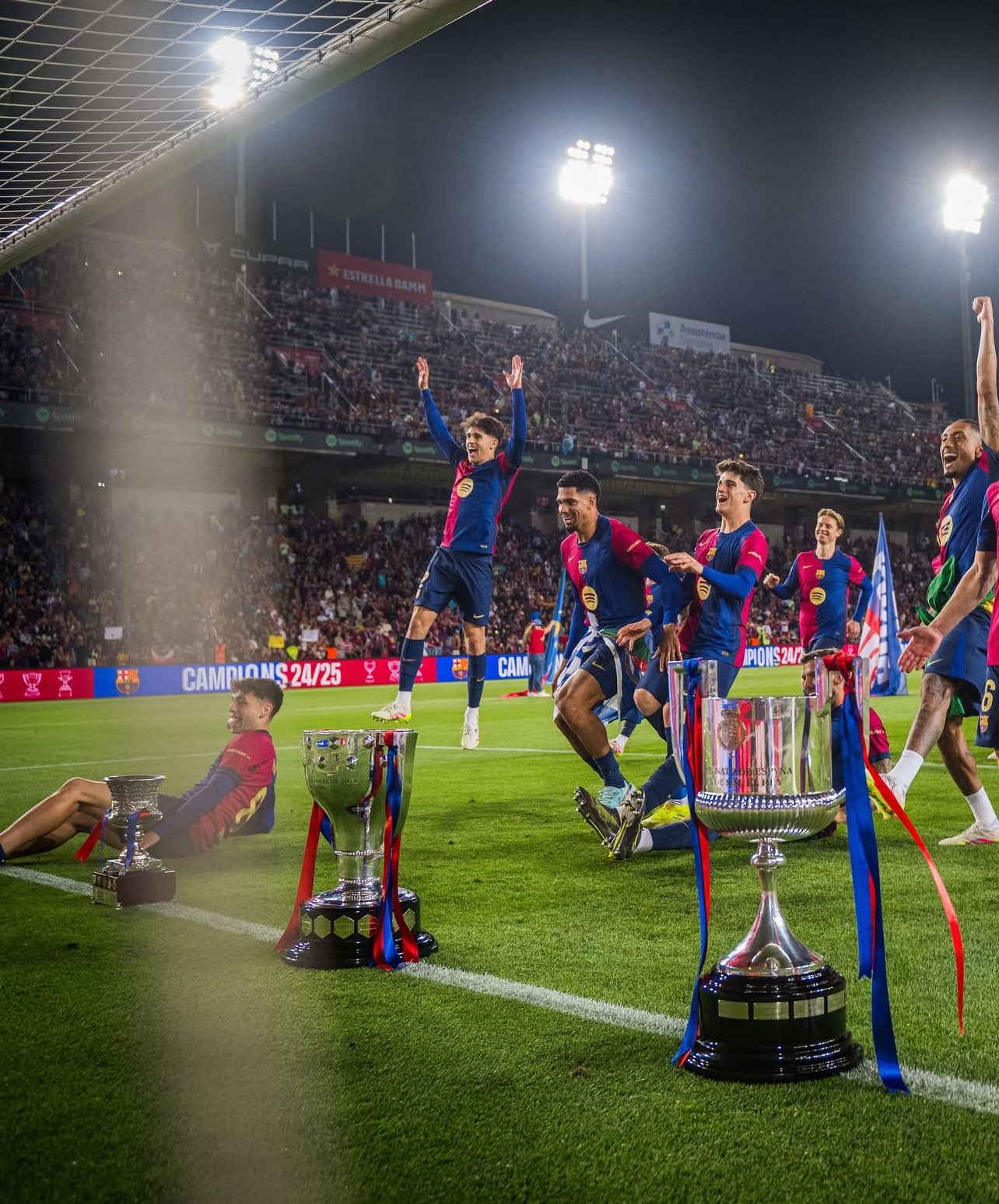 九游游戏中心-接着奏乐接着舞！巴塞罗那全队今日前往游乐园庆祝