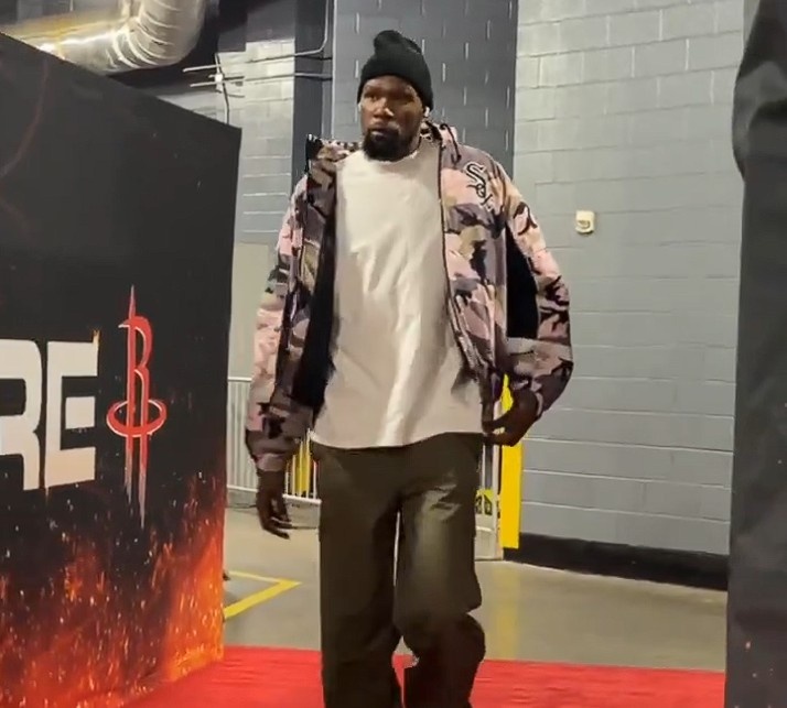 九游官网入口-此前三连败！杜兰特潇洒入场 头戴時髦毛帽&amp;身穿撞色拉链夹克敞怀