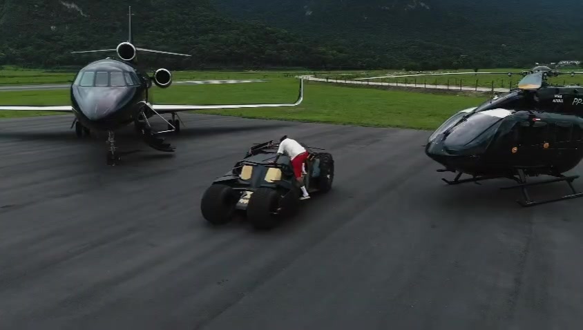 九游游戏中心-好几个小目标🤑内马尔晒私人玩具：价值数千万美元飞机、战车